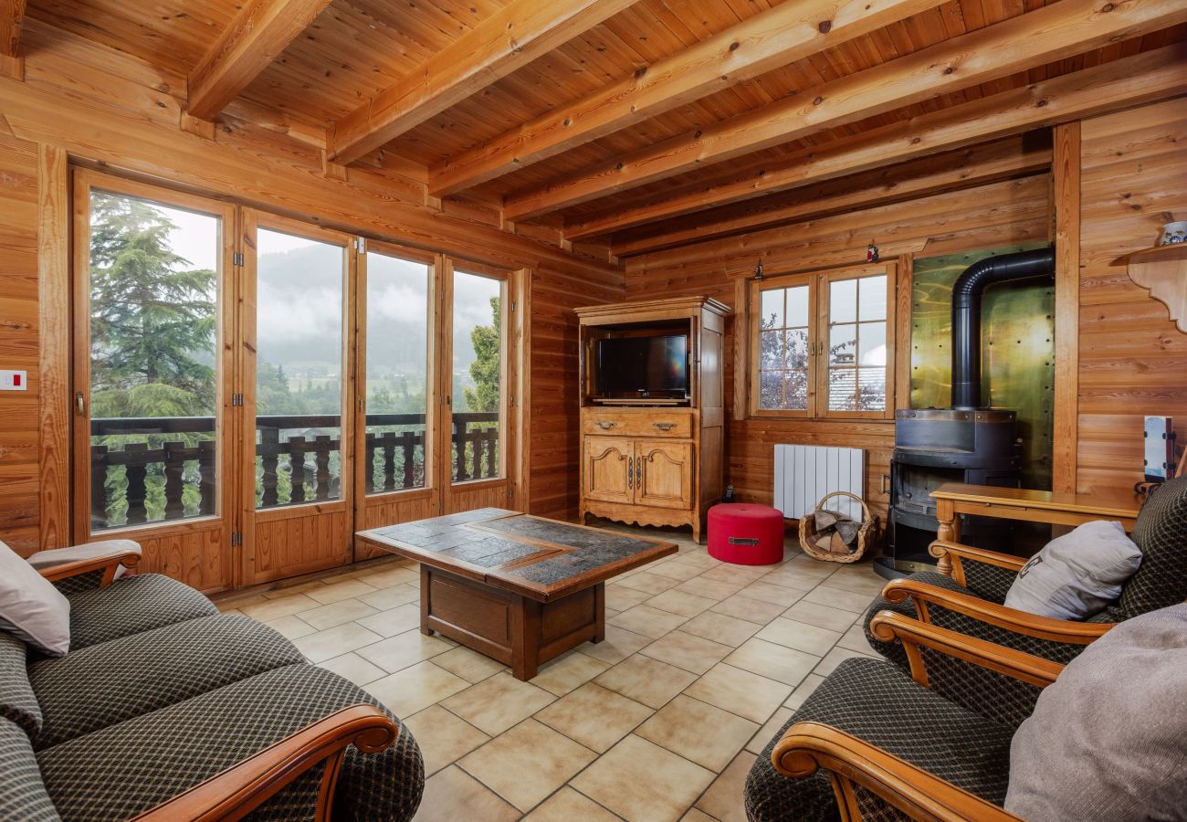 Chalet Henri heeft een gezellige woonkamer met een houtkachel, televisie en toegang tot het terras op het zuiden.