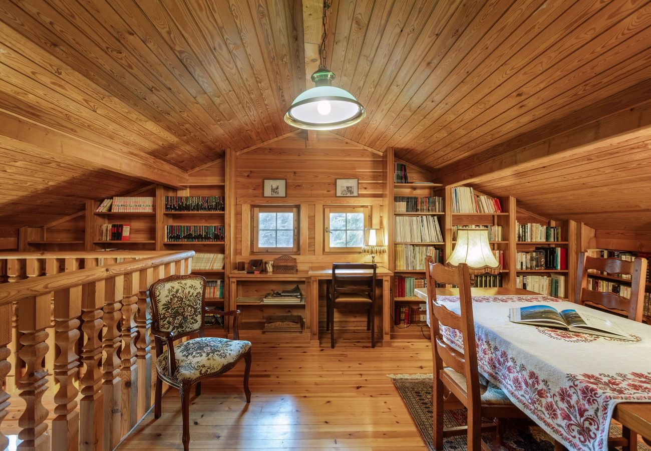 Exclusief bij The Lodgist, prachtig familiechalet met speelkamer en bibliotheek op de tussenverdieping. 