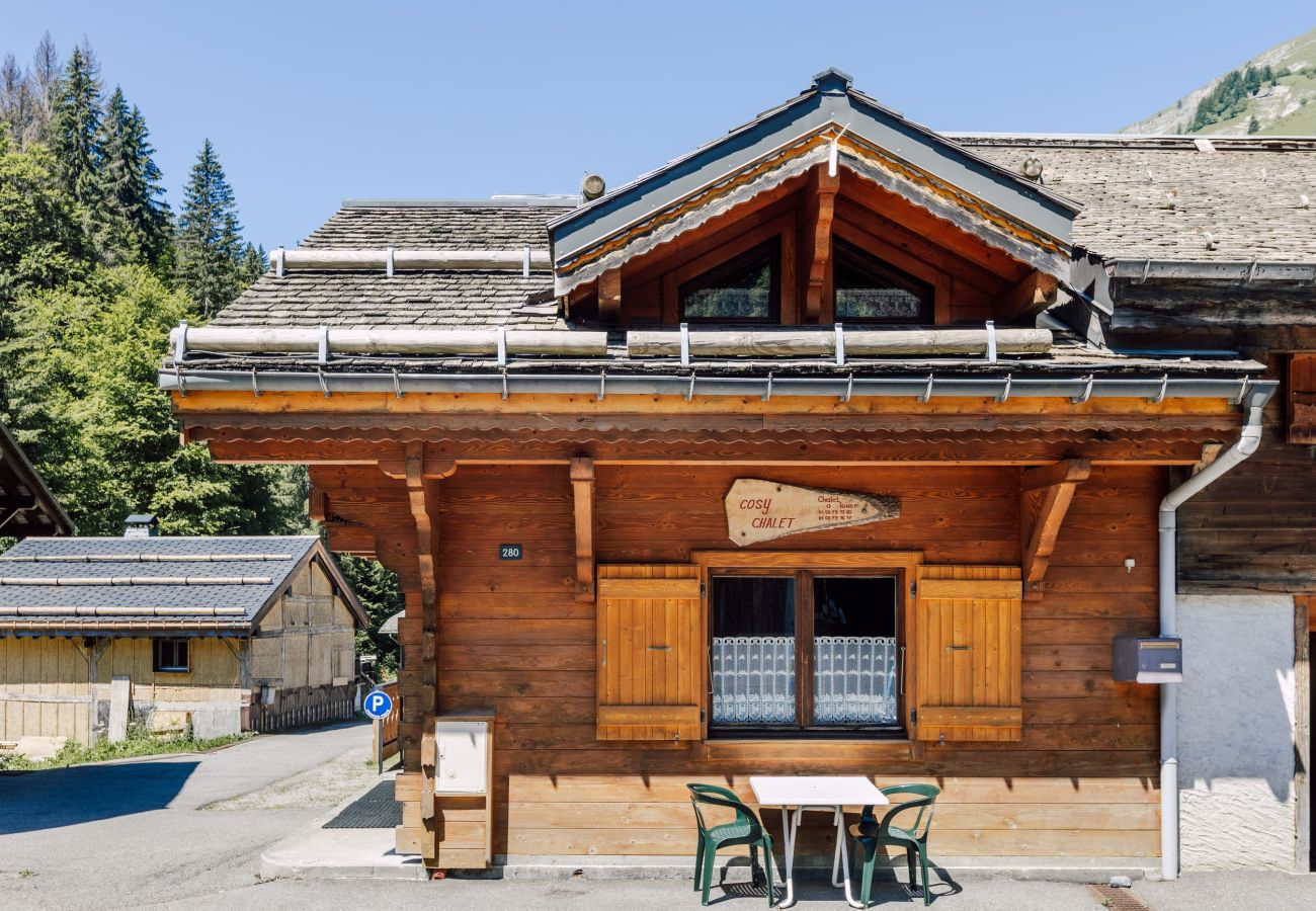 Huur een chalet aan de voet van de ski- en mountainbikepistes in Morzine-Avoriaz en Les Portes du Soleil. 