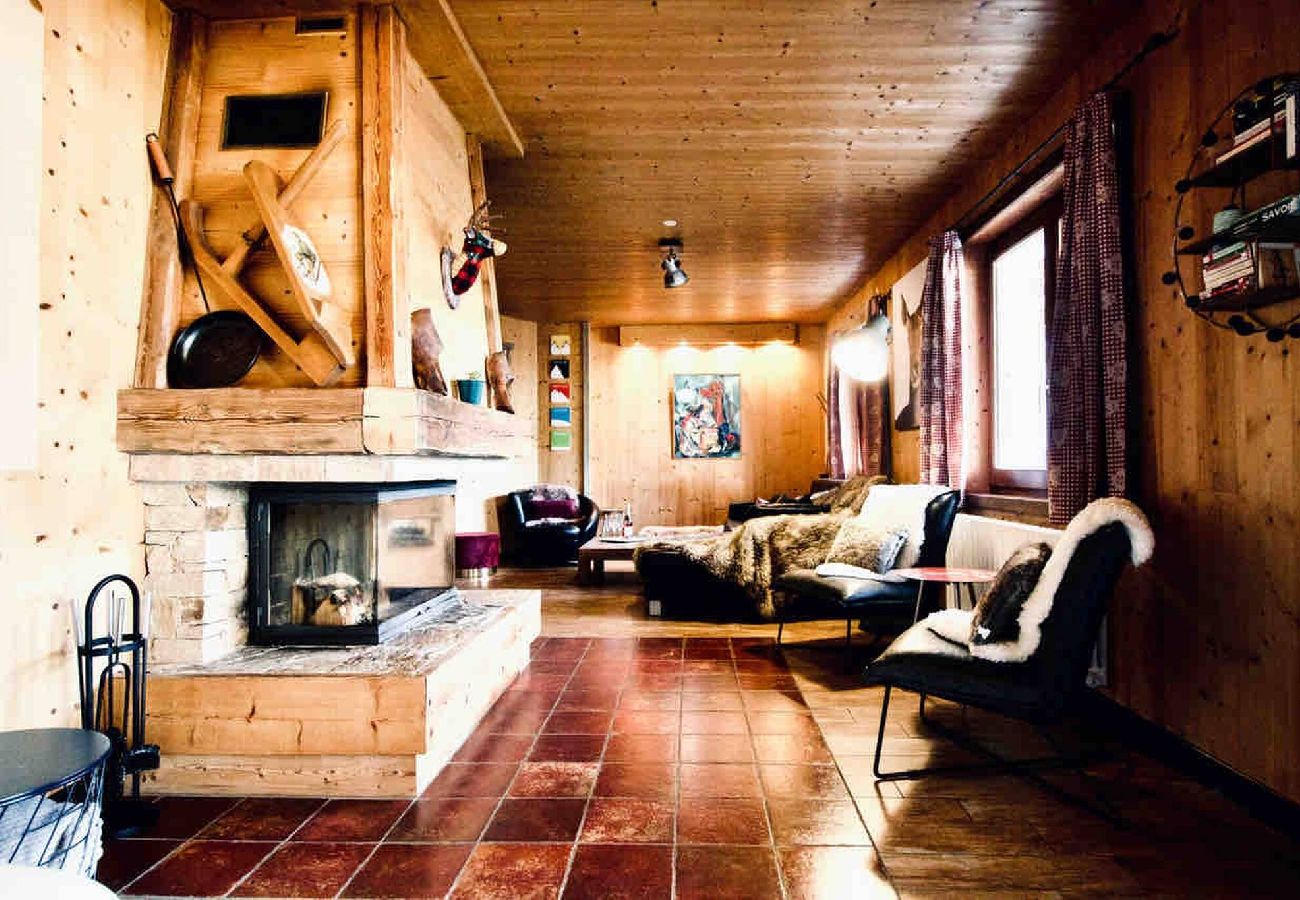 Living room with fireplace and garden access Chalet Ride&Breakfast Montriond