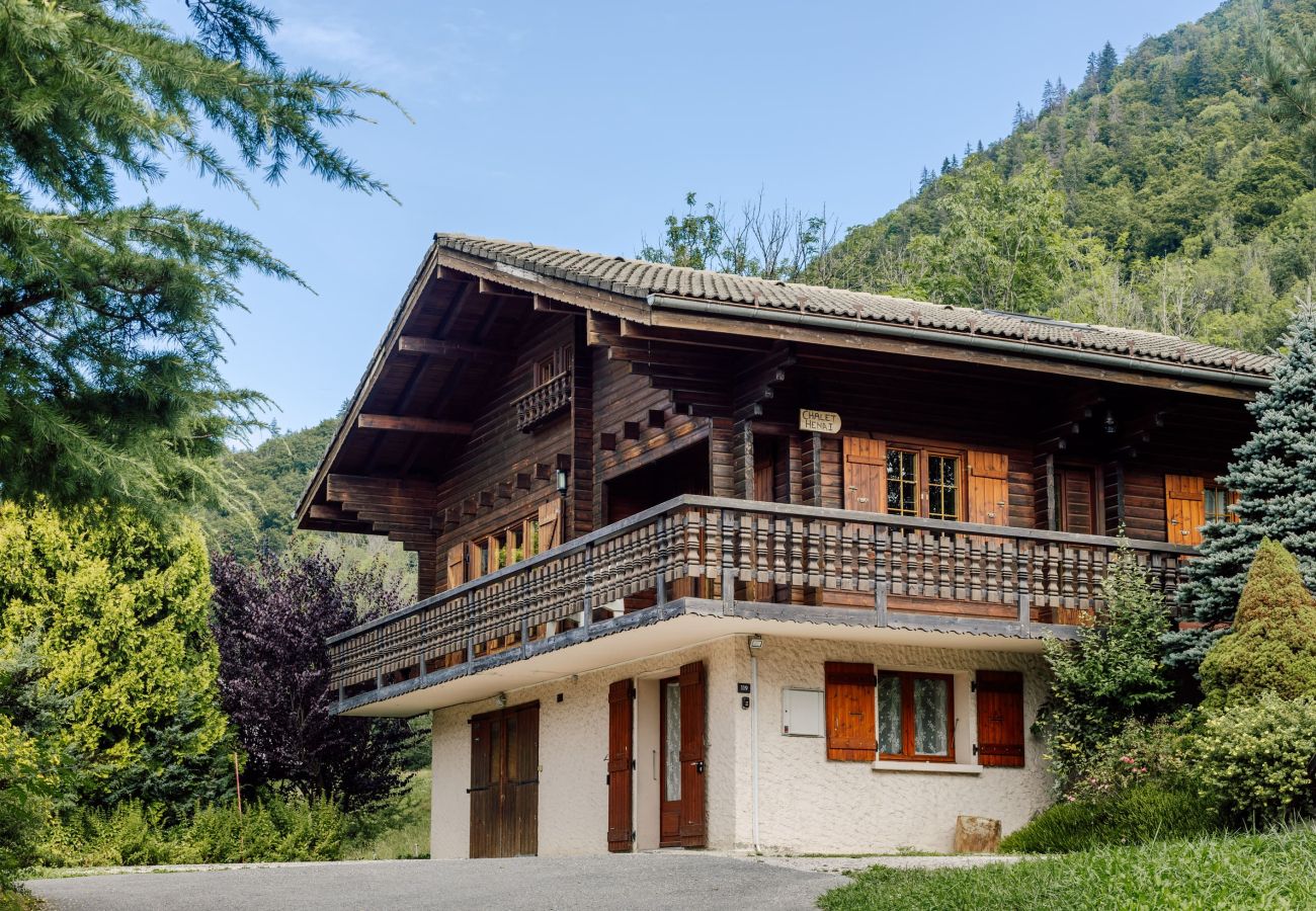 Chalet Henri has 3 bedrooms for 10 people, family ski holiday rental. 