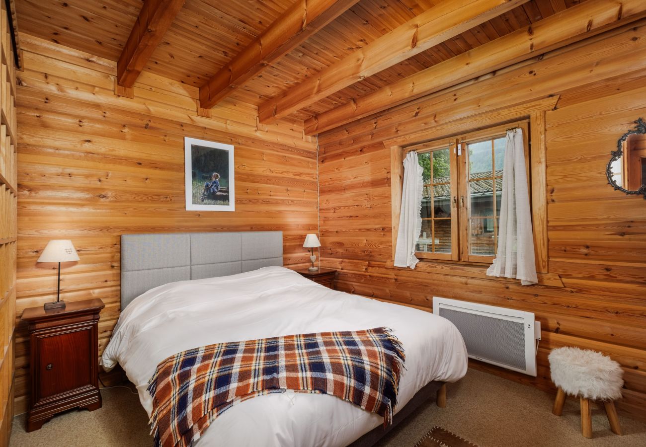 Chalet rental with 3 bedrooms, 3 double beds and 4 single beds in Montriond, The Lodgist agency.