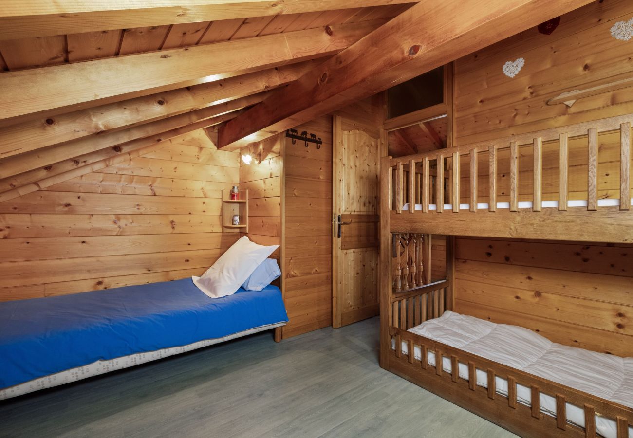 Triple room for children, in Chalet Le Cosy in Montriond, at the foot of the Ardent cable car, Avoriaz ski area 