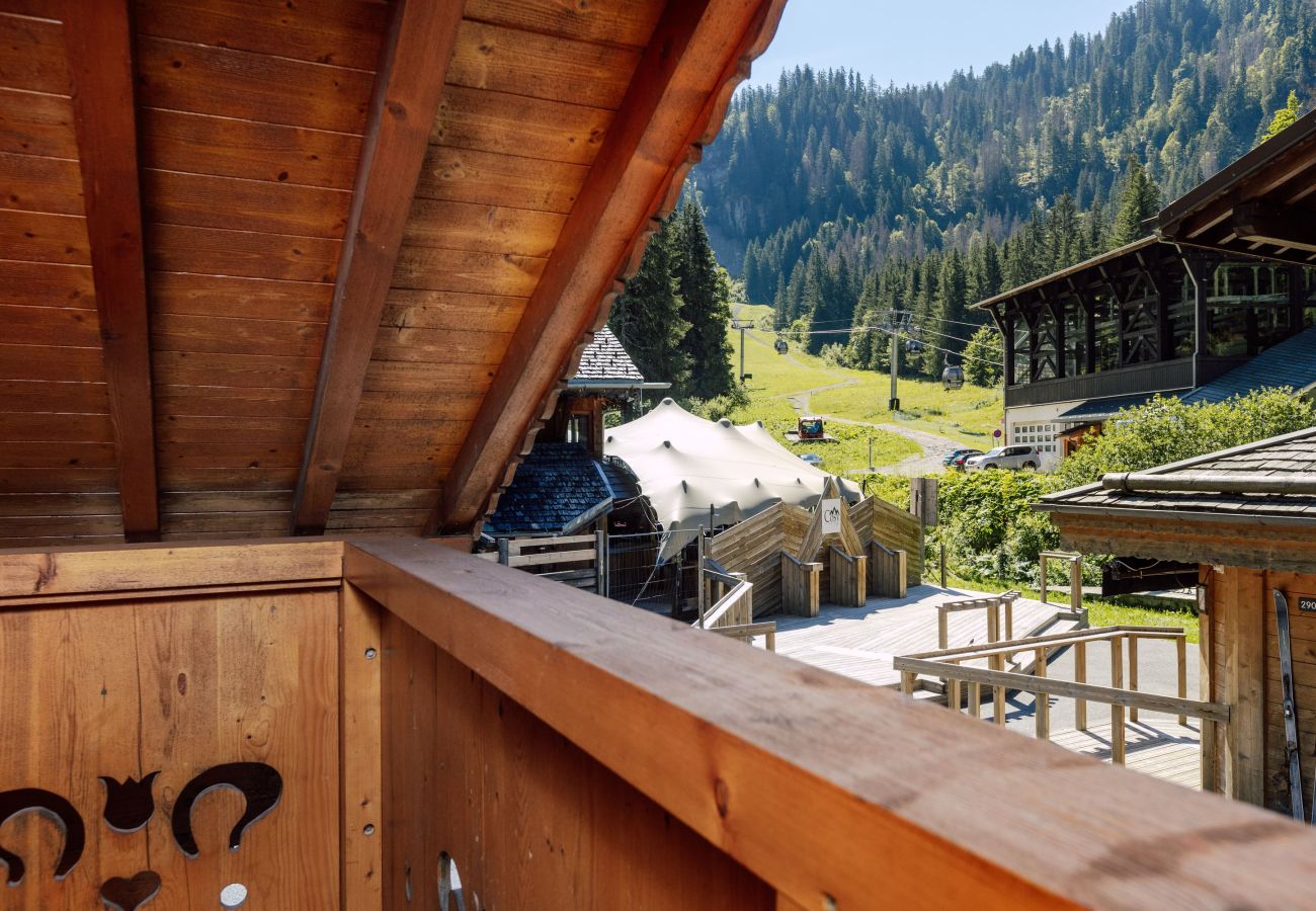 Chalet Le Cosy with south-facing balcony, at the foot of the Ardent cable car and the Parchets piste, Avoriaz