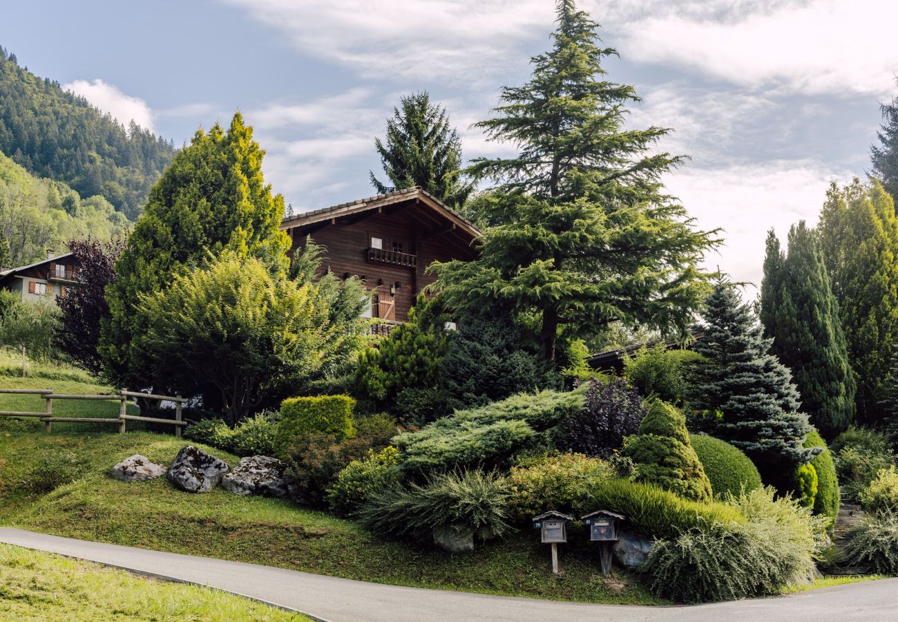 Descubra el Chalet Henri en Montriond con su magnífico jardín arbolado para sus vacaciones familiares en la montaña. 