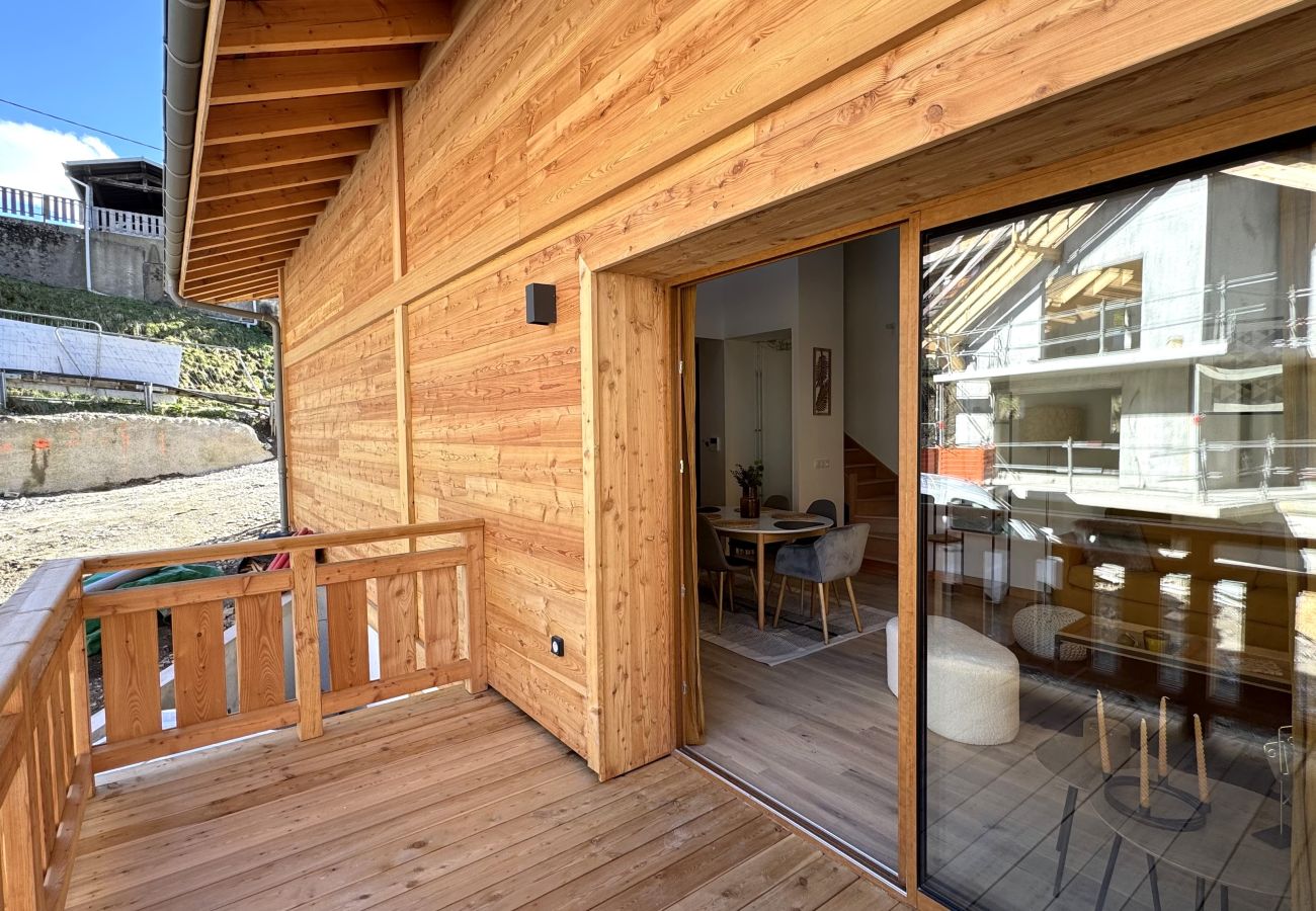 Photo balcony flat le Kamd'Baz in Morzine. For rent from The Lodgist.