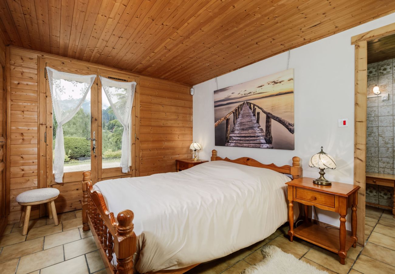 Chambre avec lit double et sa salle de bains privative au rez-de-chaussée du chalet Henri. En location chez The Lodgist. 