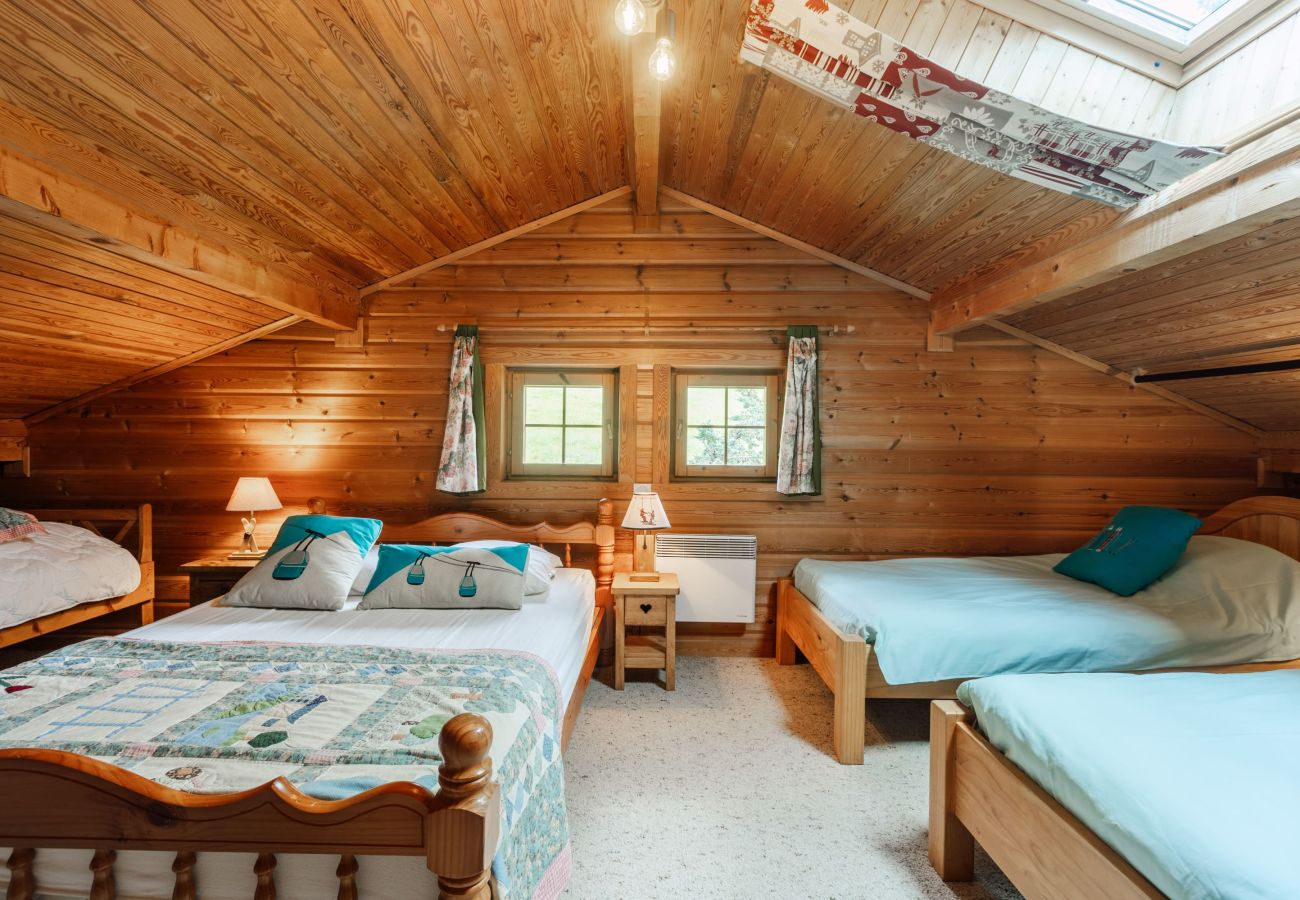 Superbe chalet familiale à louer avec grande chambre à coucher sous les toits, idéal vacances en famille. 