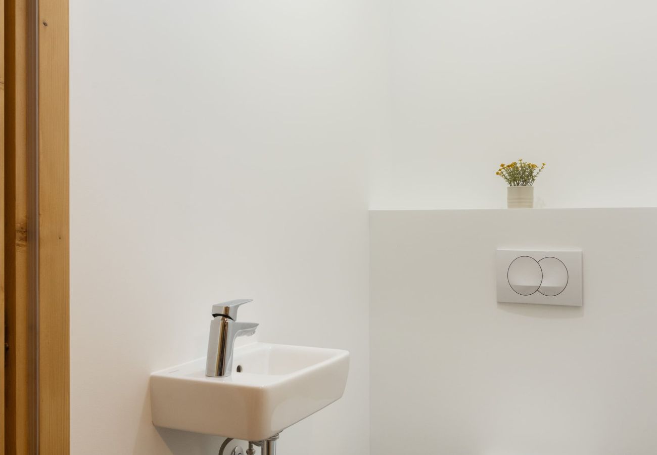 Photo des toilettes avec lave main de l'appartement en location le Kamd'Baz à Morzine par l'agence The Lodgist