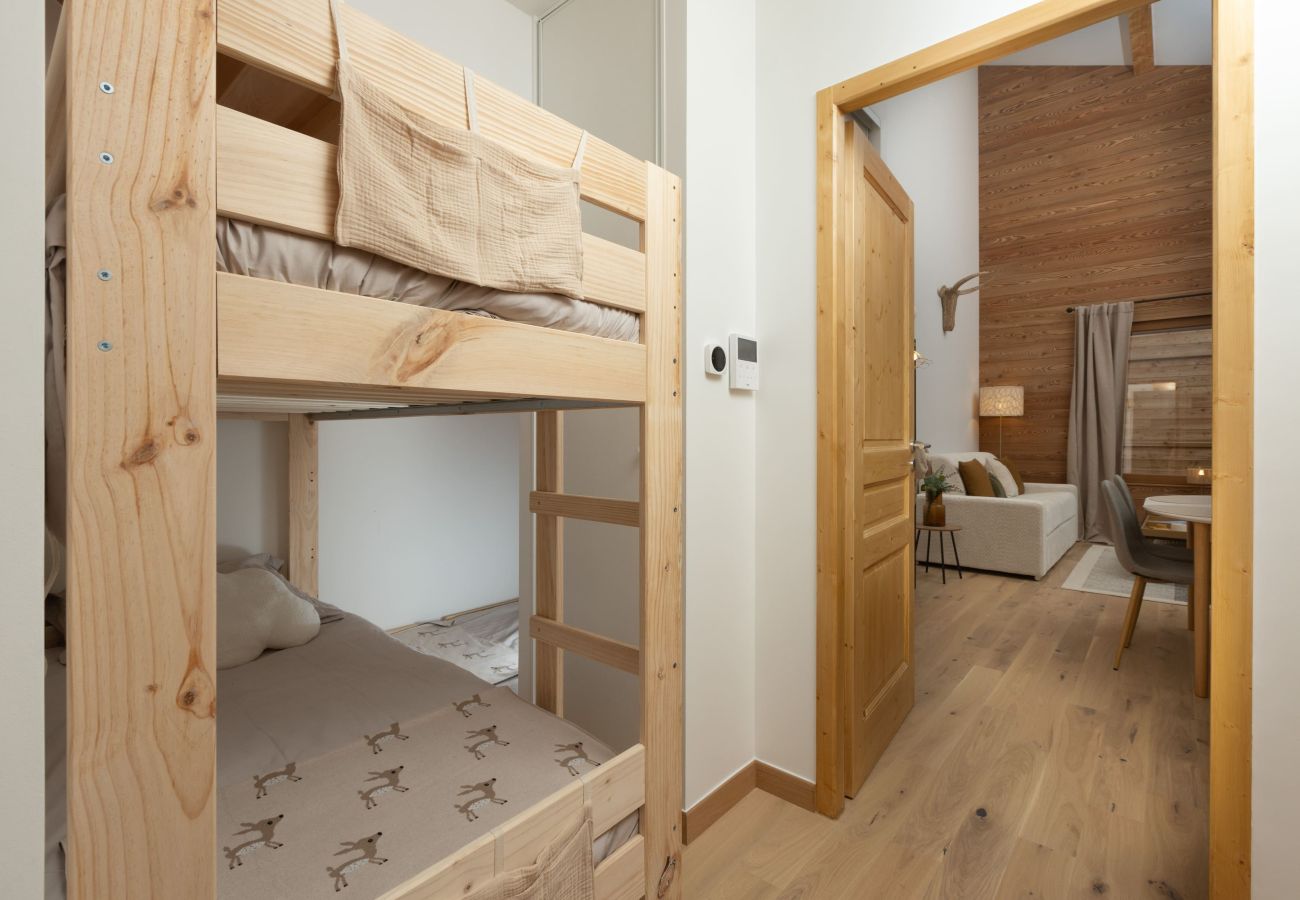 Entrée de l'appartement avec coin nuit composé de 3 lits simples pour l'appartement en location le Kamd'Baz à Morzine.