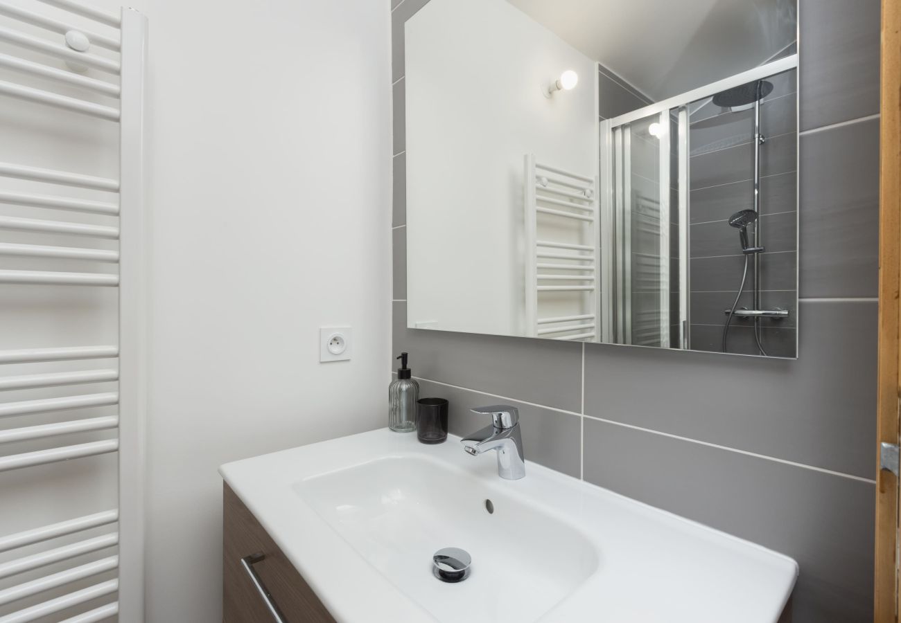 Photo de la salle de douche de l'appartement le Kamd'Baz à louer à Morzine par l'agence The Lodgist