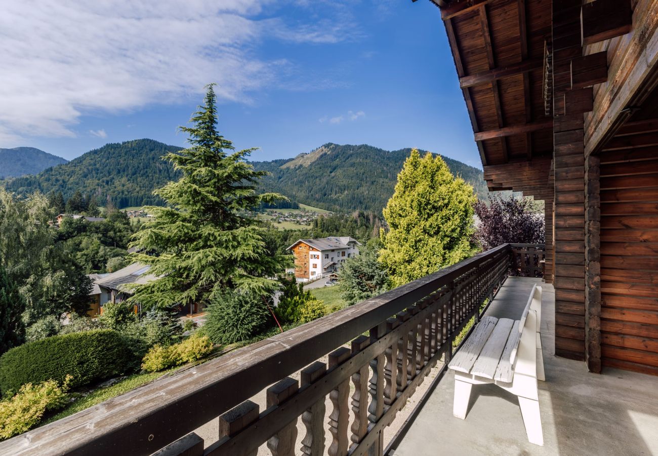 La terrazza dello Chalet Henri in affitto a Montriond da The Lodgist Agency. Chalet ideale per le vacanze.